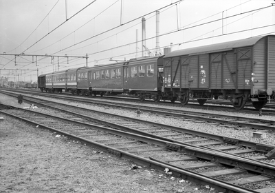 854111 Afbeelding van een rijtuigbak van een diesel-electrisch treinstel plan U (DE 3) en van het electrische treinstel ...